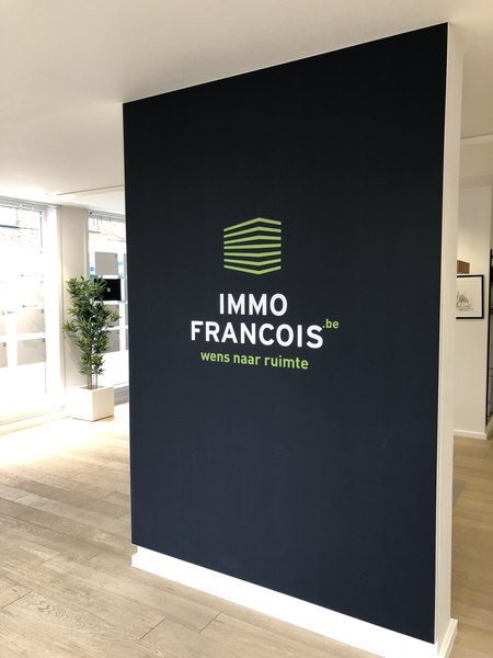 COUSTwall avec logo