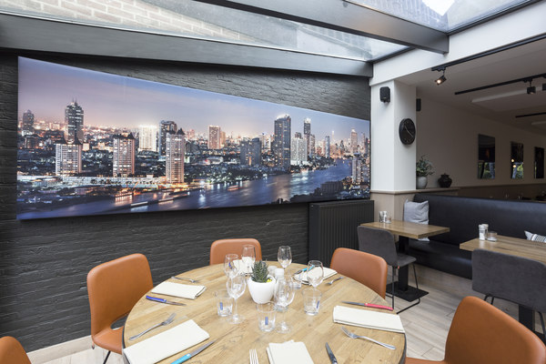 COUSTwall avec imprimé de silhouette urbaine dans restaurant Vreedehof