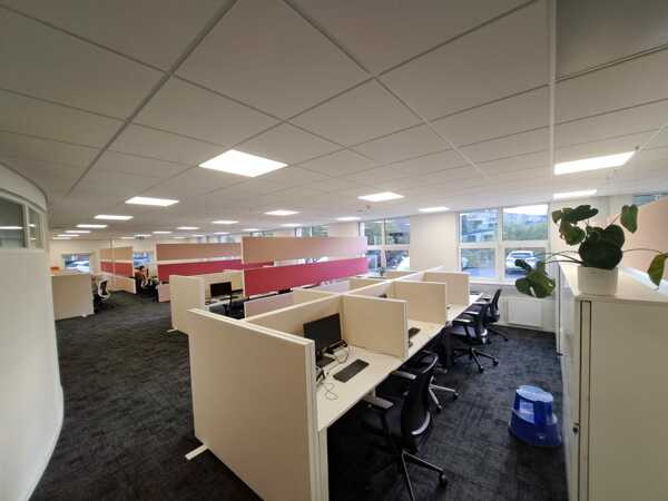 COUSTdeskscreen entre les bureaux chez I-mens