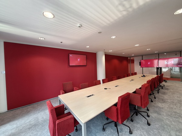 COUSTwall dans la salle de reunion chez Belfius