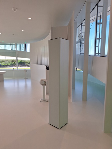 COUSTbase dans un hall ouvert
