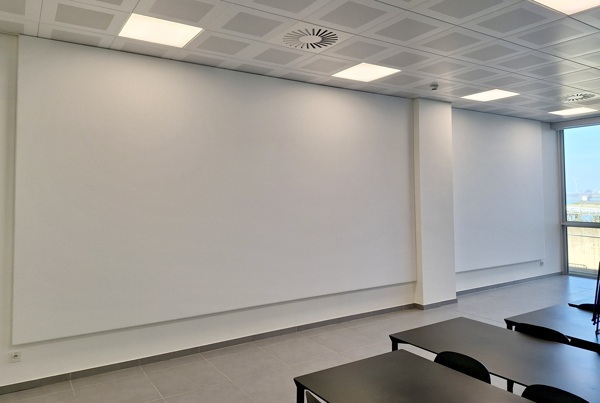 COUSTwall blanc dans la salle de réunion de DEME