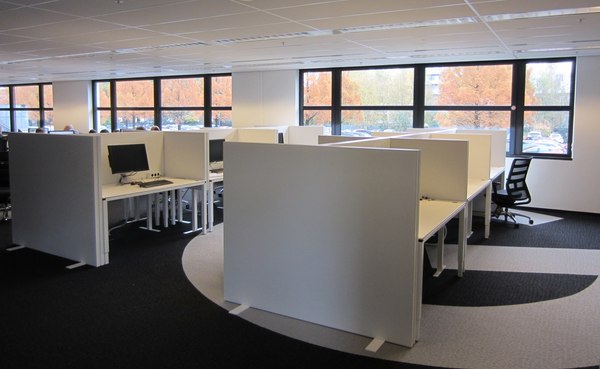 COUSTdeskscreen pour plus de confort dans un centre d'appels